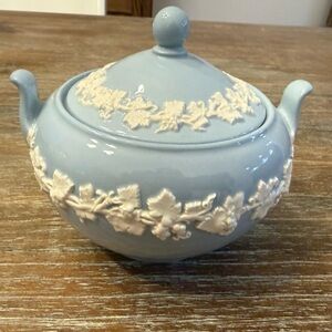 WEDGWOOD ETURIA BARLASTON QUEENSWARE CREAM ON BLUE SAUCE JAR/HOLDER